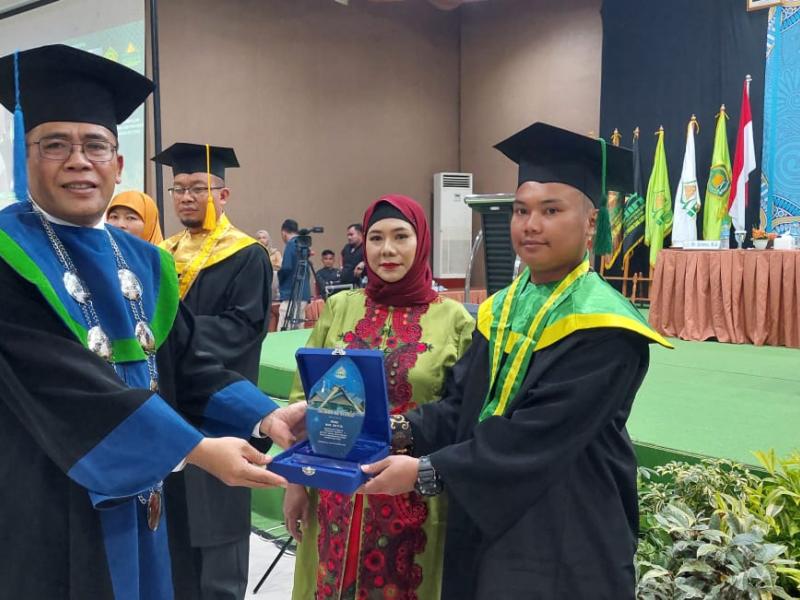 Pemberian Plakat Wisudawan Terbaik
