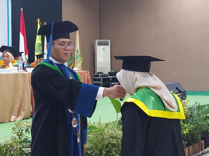 Pemindahan Kuncir oleh Rektor
