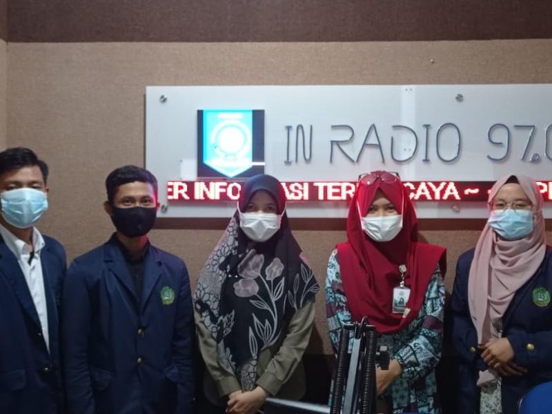 Foto Bersama Mahasiswa PPL FDKI dengan Pegawai di In Radio 
