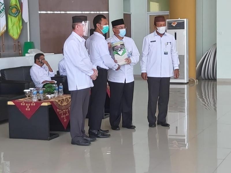 Penyerahan SK CPNS secara Simbolis oleh Wakil Rektor Bidang Administrasi Umum, Perencanaan dan Keuangan