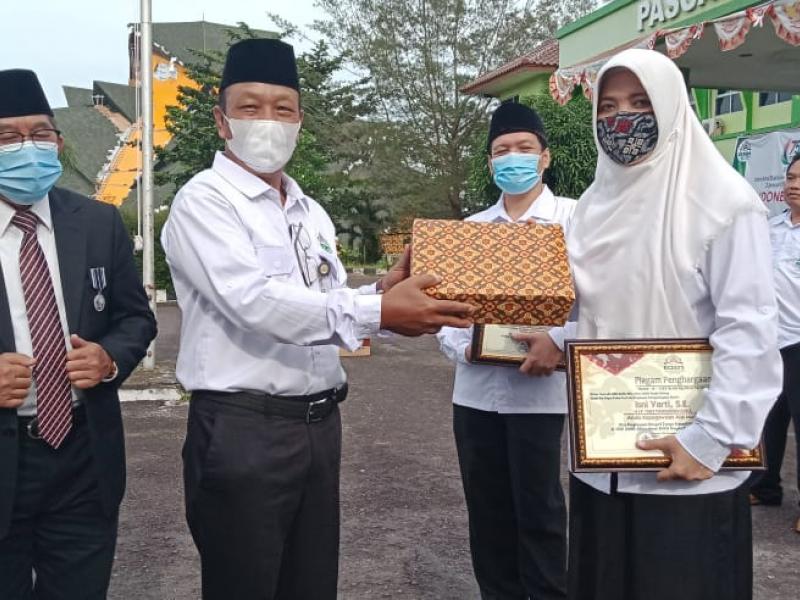 Isni Yarti, S.E. Tenaga Kependidikan Teladan IAIN SAS BABEL Tahun 2020