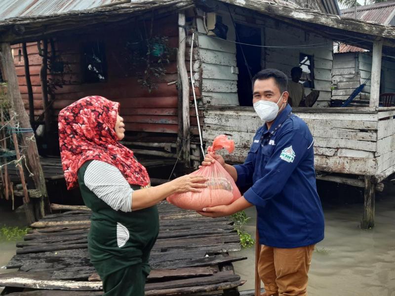 Pembina Formasi KIP-K beri Sembako pada Korban Banjir