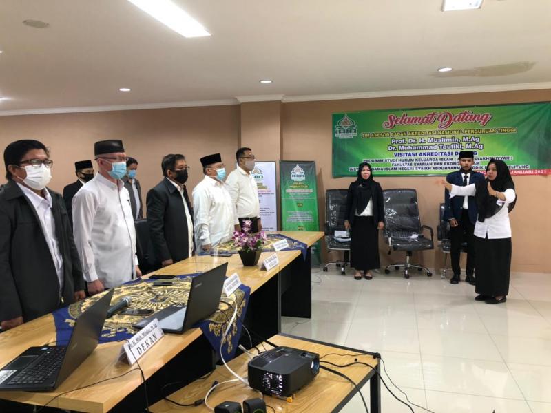 Menyanyikan Lagu Kebangsaan Indonesia Raya