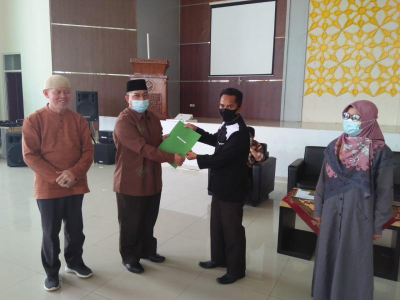 Pemberian SK Rektor tentang Penetapan Gaji DTBPNS kepada Iskandi, M.Pd.I