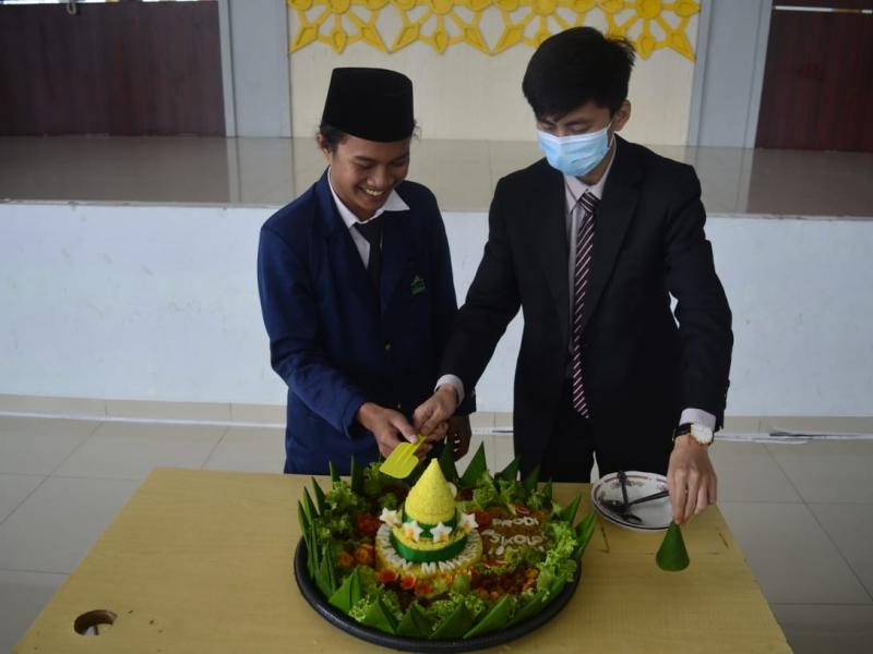 Pemotongan Tumpeng oleh Kaprodi PI Yandi Hafizallah, M.A.