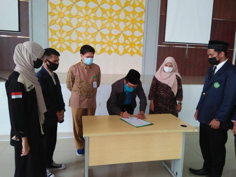 Dekan Fakultas Syariah dan Ekonomi Islam menandatangani Berita Acara Pelantikan
