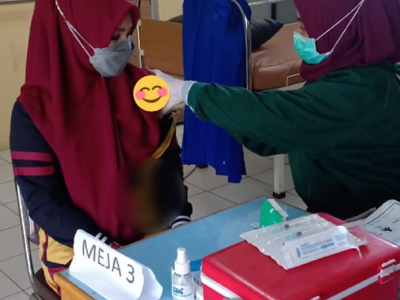 Kegiatan pemberian suntikan vaksin  covid 19 