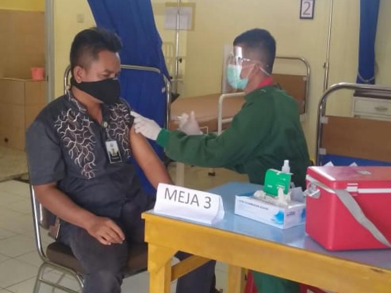 Kegiatan pemberian suntikan vaksin  covid 19 