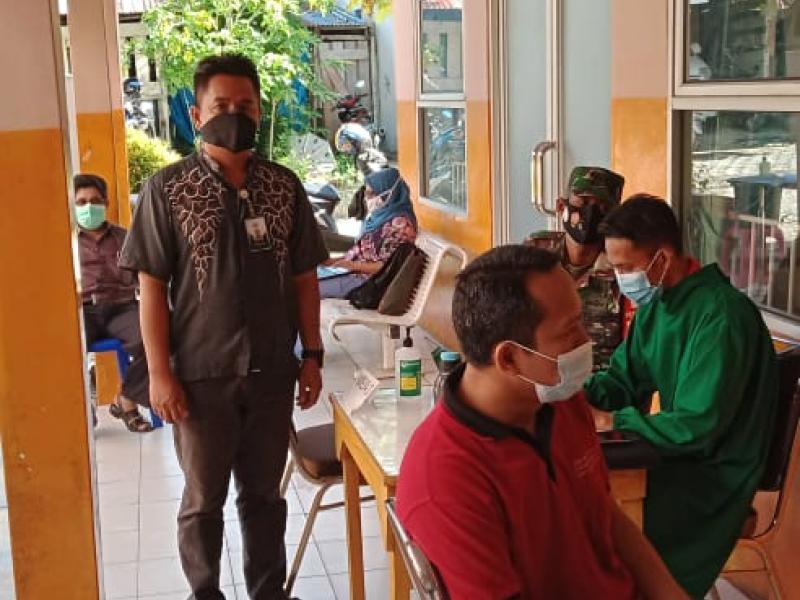 Kegiatan pemberian suntikan vaksin  covid 19 