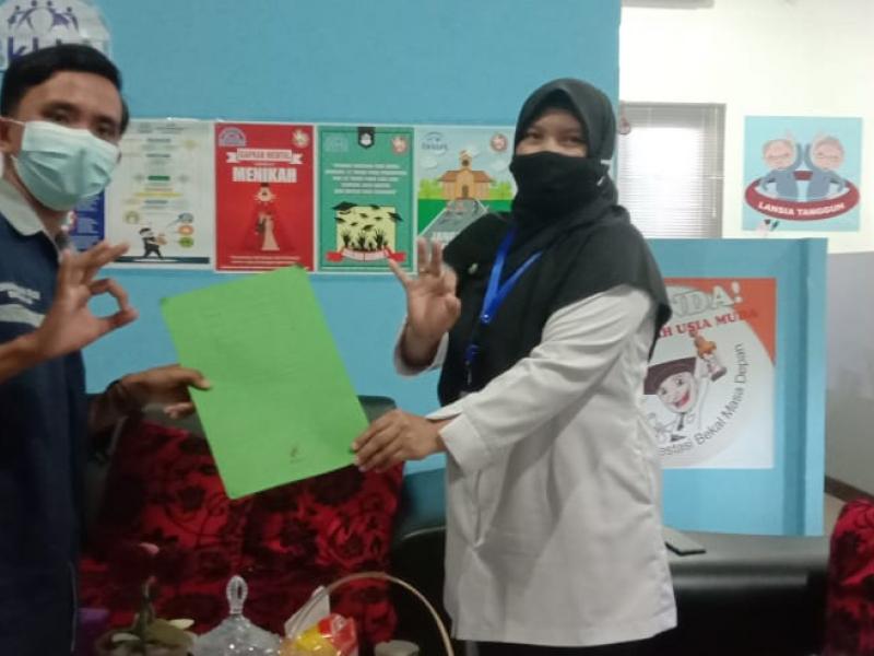 Penyerahan SK dari Ketua Umum PIK-R Mutiara, Muhammad Fadillah Prayogie kepada Kasubbidang Kesehatan Reproduksi, Dr. Nofianti.