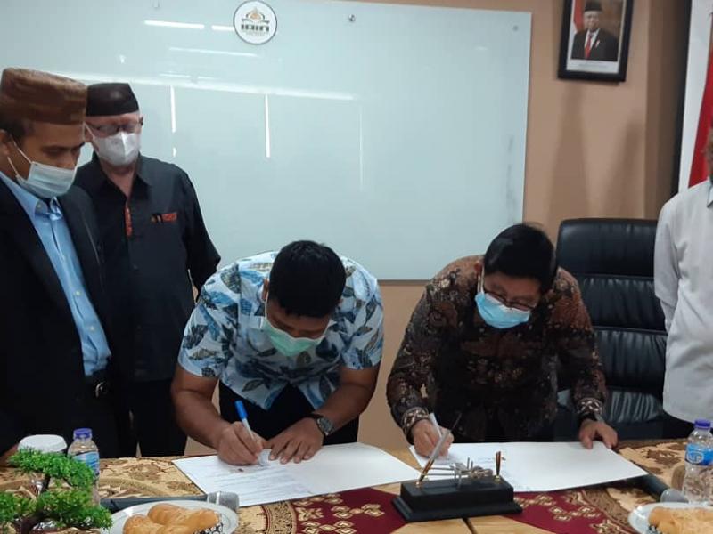 Penandatanganan MoU oleh Rektor IAIN SAS Babel dan Rektor UBB