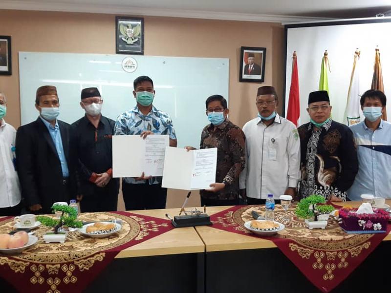 Foto Bersama Rektor IAIN SAS Babel dan jajarannya dengan Rektor UBB dan jajarannya