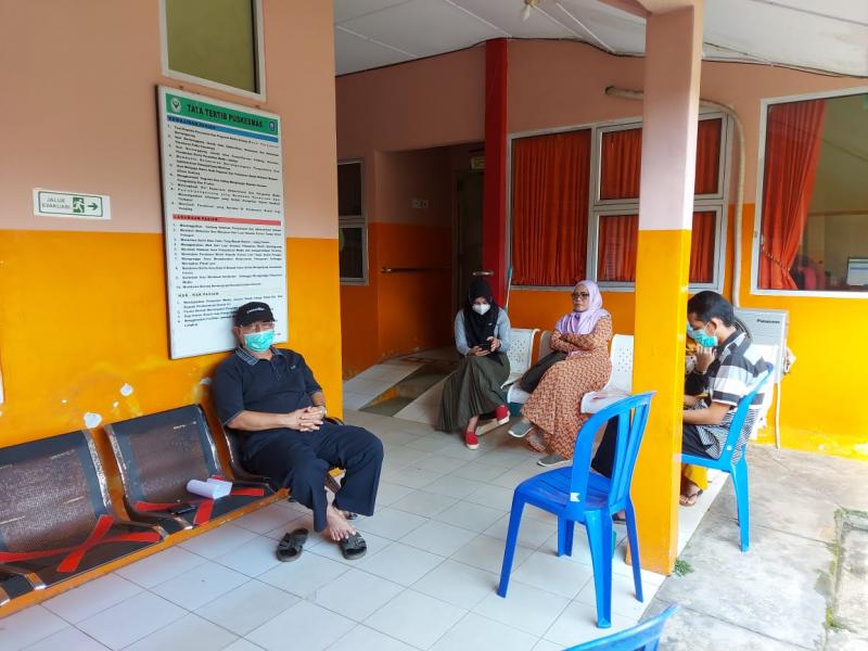 Menunggu Antrian Penyuntikan Vaksin COVID-19