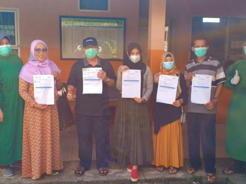 Dosen dan Pegawai Foto Bersama Tenaga Kesehatan Setelah Vaksinasi COVID-19