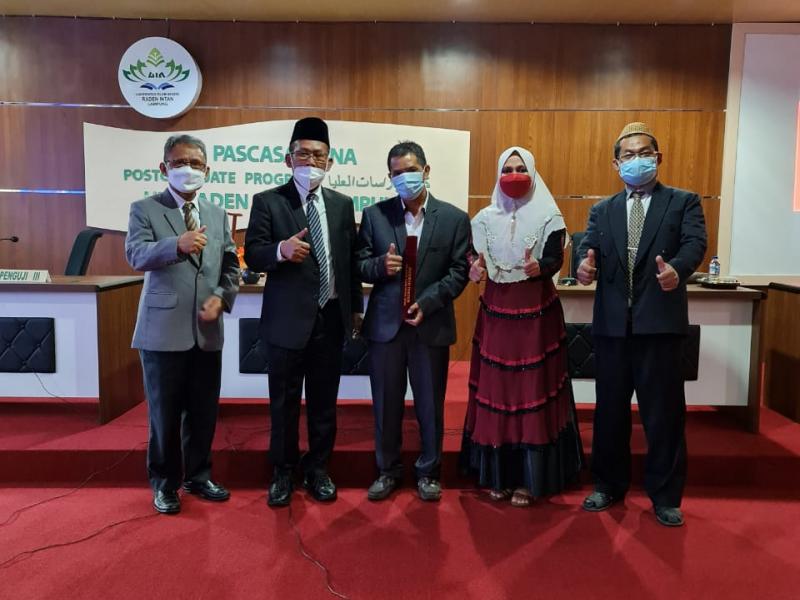 Foto Dr. Rada, M.Pd.I bersama dengan Tim Penguji Promosi Doktor (S3)
