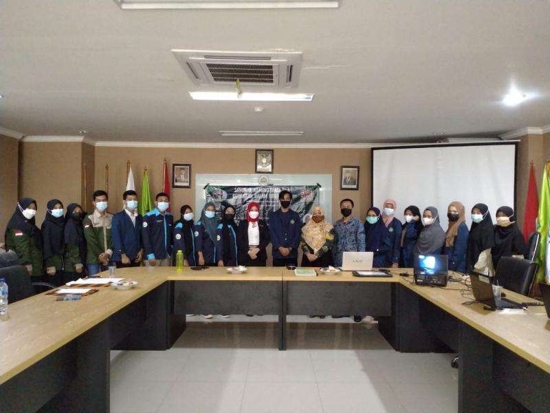 Foto Bersama Narasumber dan Peserta Seminar Administrasi dan Keuangan Dalam Organisasi