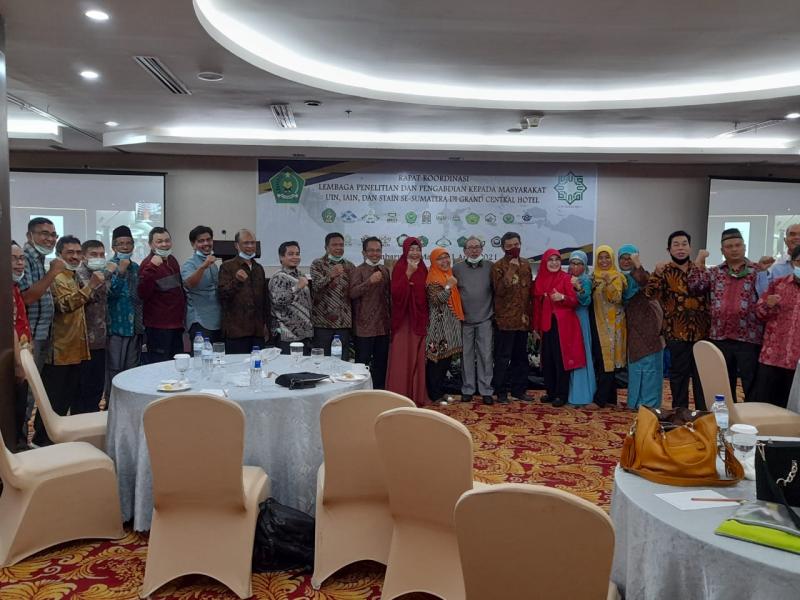 Foto Bersama Forum Koordinasi Lembaga Penelitian dan Pengabdian kepada Masyarakat (LP2M) UIN, IAIN, dan STAIN se-Sumatera