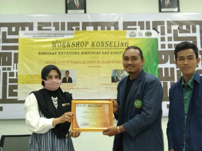 Pemberian Cendramata kepada narasumber 
