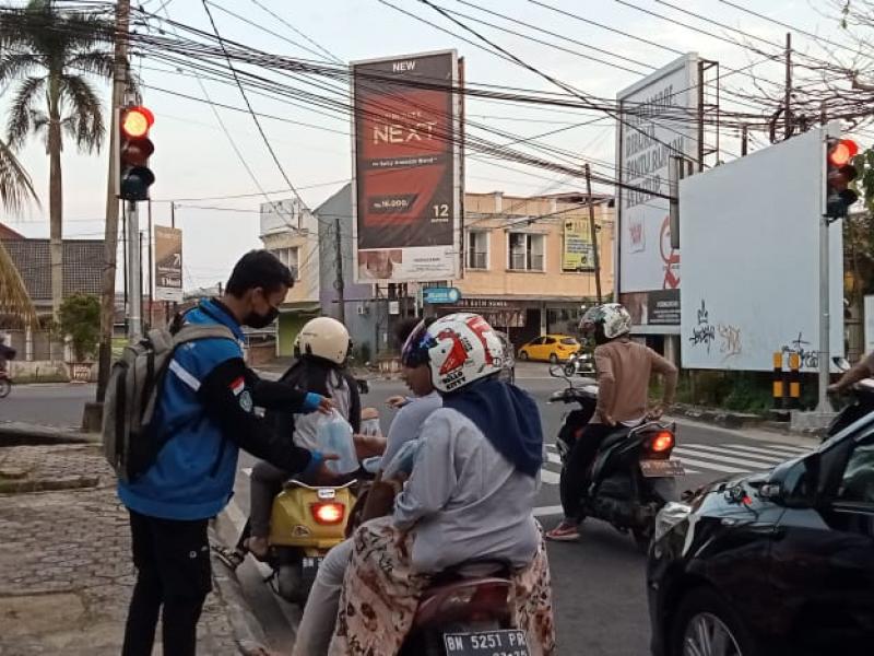 Pembagian Takjil dan Masker ke masyarakat