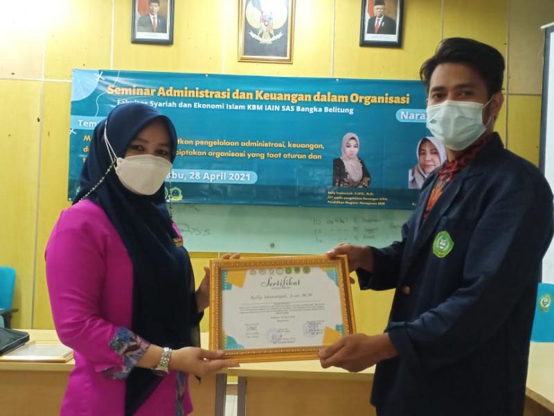 Penyerahan Sertifikat Kepada Nelly Sanawiyah, S.Sos., M.M. selaku Narasumber