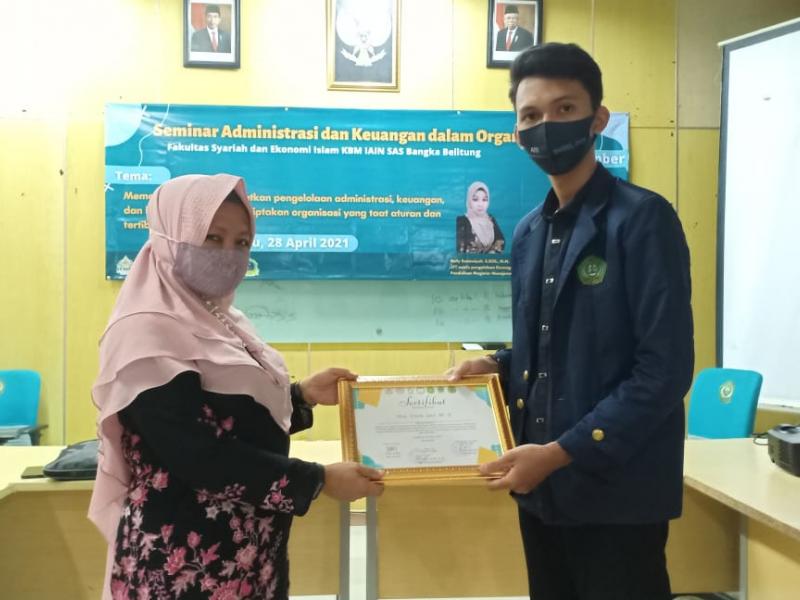 Penyerahan Sertifikat Kepada Dra. Enita Sari, M.E. selaku Narasumber