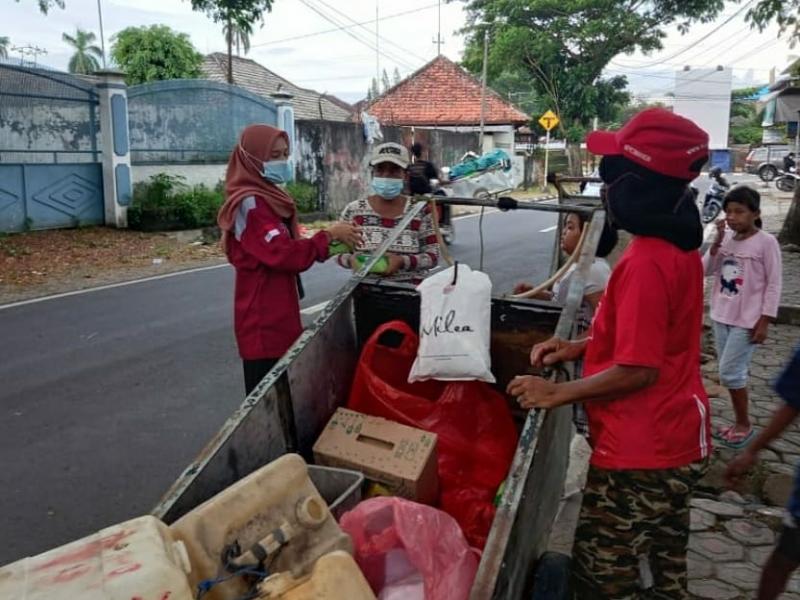 Pembagian Takjil oleh HIMA Prodi PS