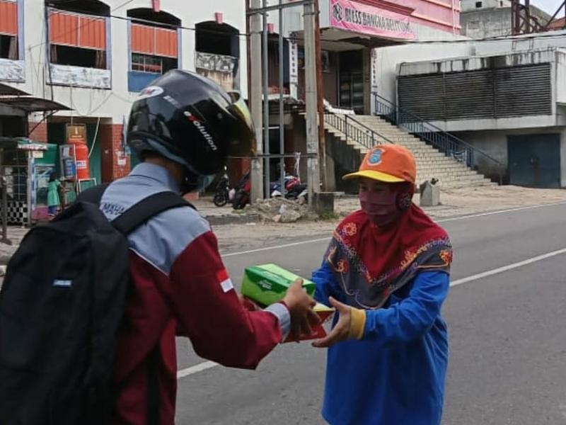 Pembagian Takjil oleh HIMA Prodi PS