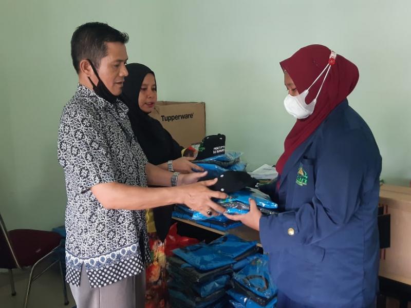 Penyerahan Atribut oleh Panitia