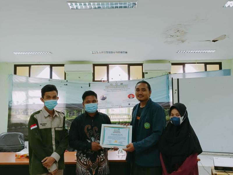 Pemberian Plakat Kepada Narasumber 