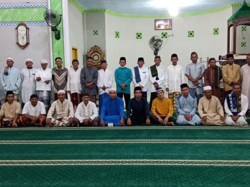 Rektor IAIN SAS Babel Foto Bersama Tokoh Masyarakat Desa Air Anyir 