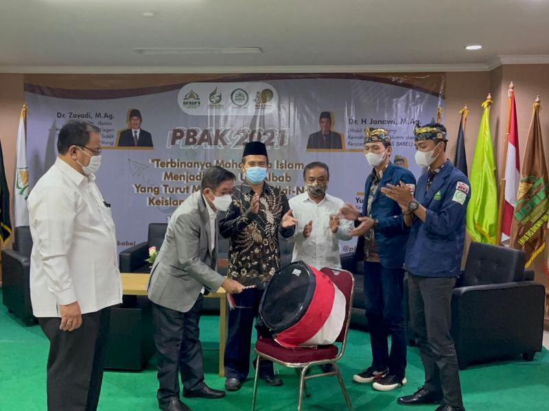 Pemukulan Gong oleh Rektor sebagai tanda dibukanya PBAK 2021