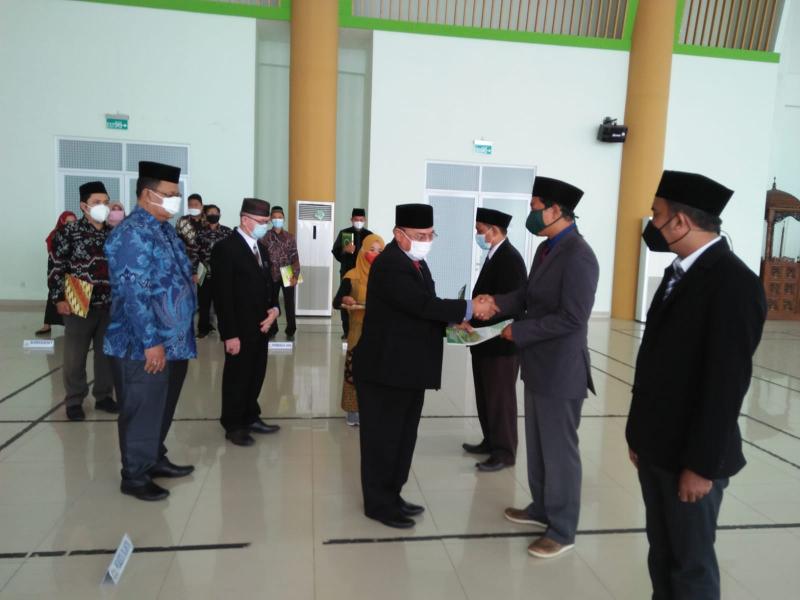 Penyerahan SK Oleh Wakil Rektor II
