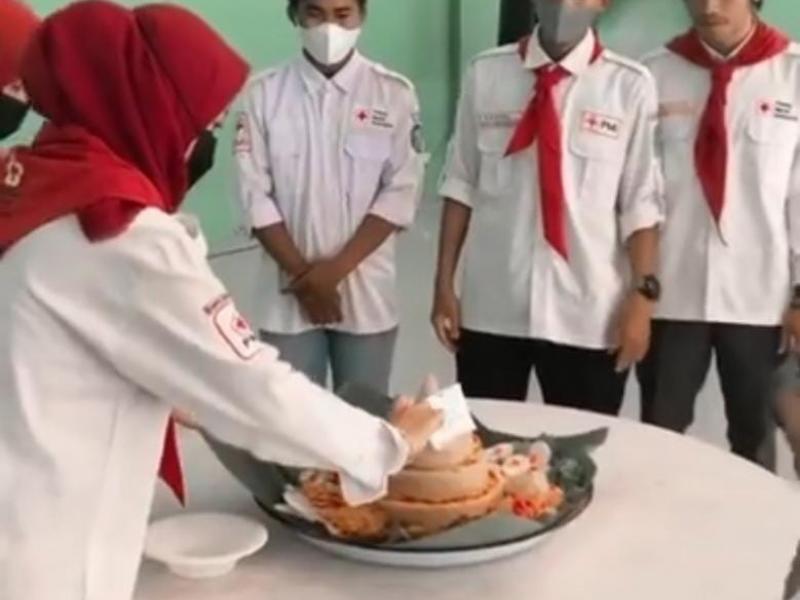 Pemotongan Tumpeng oleh Andi Fitria Dewi (Komandan UKK KSR PMI Unit IAIN SAS Babel)
