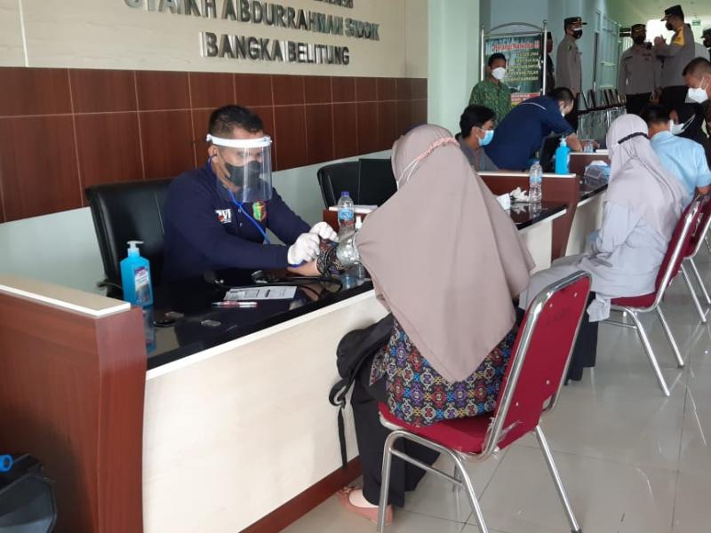 skrining anamnesa, pemeriksaan fisik sederhana dan mengidentifikasi kondisi penyerta (komorbid)