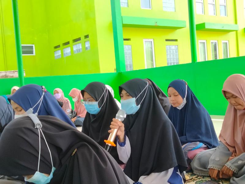 mahasantri mengajukan pertanyaan kepada narasumber