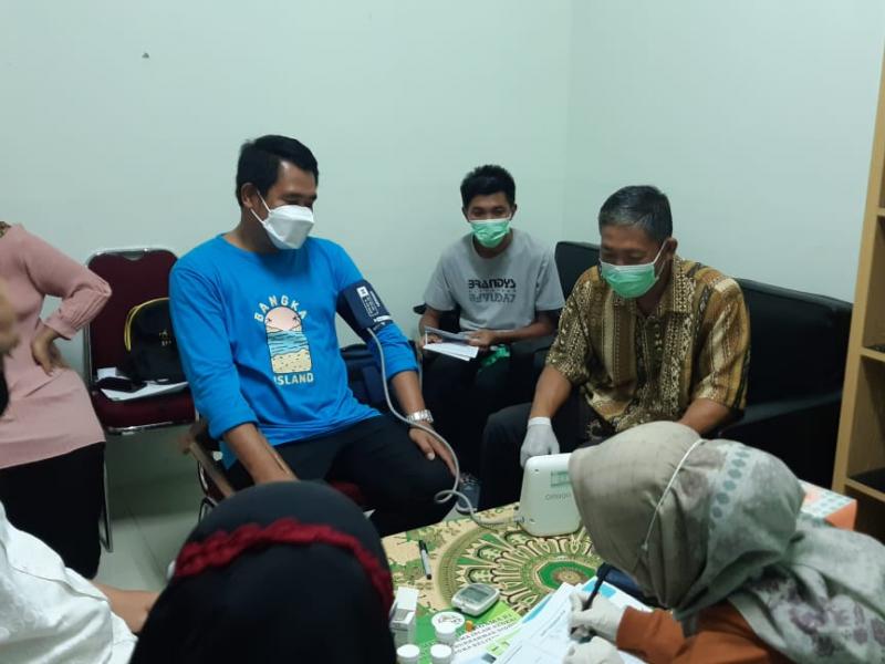 Pengecekan tekanan darah