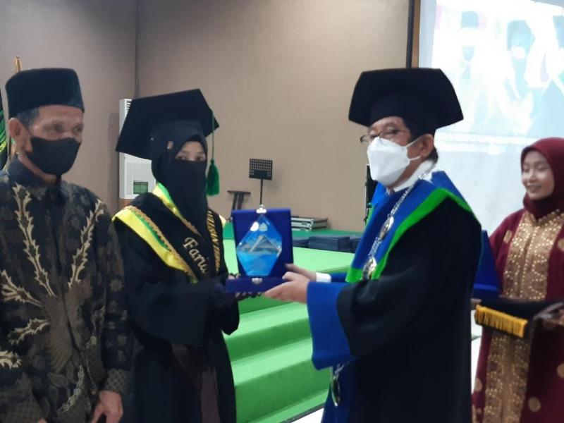 Lulusan Terbaik Fakultas Tarbiyah, Farida (NIM 1714008) Program Studi Pendidikan Bahasa Arab, dengan IPK 3,92. Tak hanya Terbaik Fakultas, Farida juga mendapatkan gelar Lulusan Terbaik Institusi.