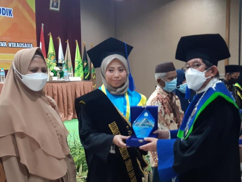 Lulusan Terbaik Fakultas Syariah dan Ekonomi Islam, Okta Widianti (NIM 1731093) Program Studi Perbankan Syariah, dengan IPK 3,80.