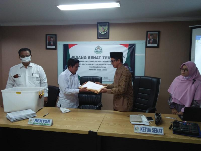 Penyerahan Berkas Calon Rektor Dari Rektor Ke Ketua Senat IAIN SAS Bangka Belitung