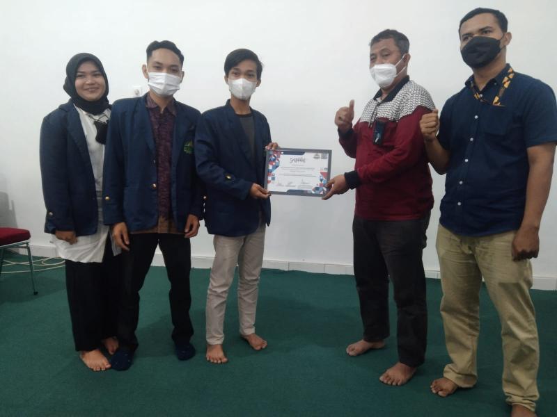 Pemberian Cendra mata Kepada Pihak Kokok Maynarko GM PT.Telkom Witel Bangka Belitung