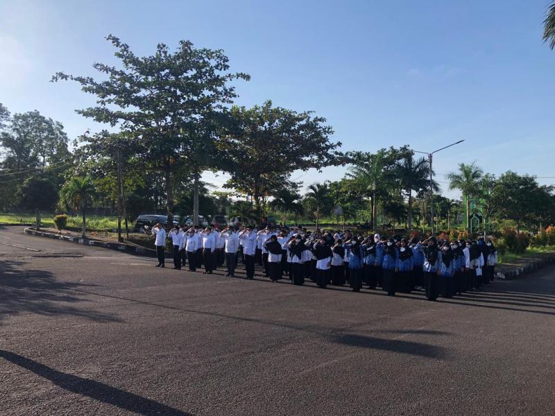Peserta Apel Pagi Dosen dan Tenaga Kependidikan