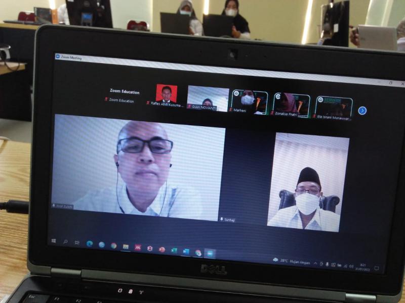 Reviewer (dari kiri ke kanan): Prof. Dr. Zulkifli, M.A. Ph.D (Wakil Rektor I UIN Syarif Hidayatullah Jakarta) dan Prof. Dr. H. Sunhaji, M.Ag (Direktur Pascasarjana  UIN Prof. KH. Saifudin Zuhri, Puworkerto)