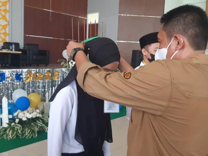 Penyematan Name Tag peserta ORMA KIP-K 2022