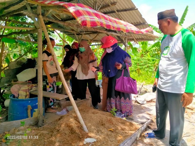 Dosen dan Pengurus ASPIKOM  melihat Pusat pengrajin sabut kelapa