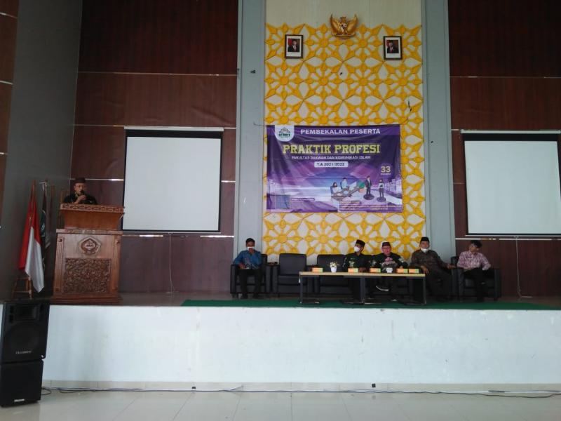 Kepala Kantor Kementerian Agama Provinsi Bangka Belitung Drs. H. Tumiran Ganefo, M.H. Menyampaikan Materi