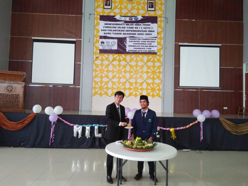 Pemotongan Tumpeng Milad Ke-1 oleh Kaprodi  PI