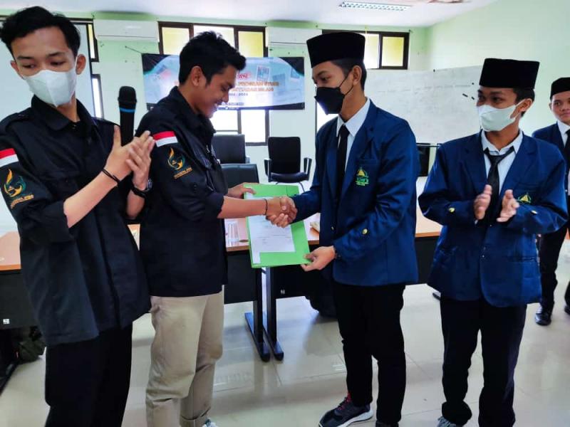 Penyerahan SK Ketua HMPS KPI yang dilantik