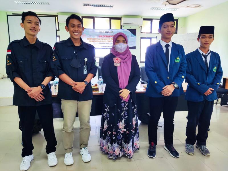 Foto Sekretaris Prodi KPI Bersama Ketua HMPS KPI yang dilantik