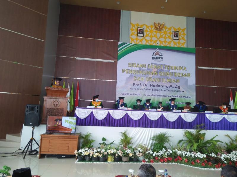  Prof. Dr.Hadarah,M.Ag menyampaikan orasi ilmiah yang berjudul