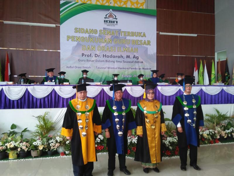 Rektor IAIN SAS Bangka Belitung Dr.Zayadi,M.Ag menyandangkan samir kepada Guru Besar yang dikukuhkan
